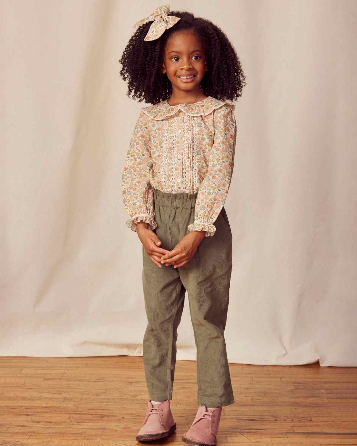 Early Sunday, Adrin Trouser in Moss, made from Cotton Corduroy fabric, featuring a relaxed silhouette with a comfortable elastic waistband, shown in a front view of model wearing it