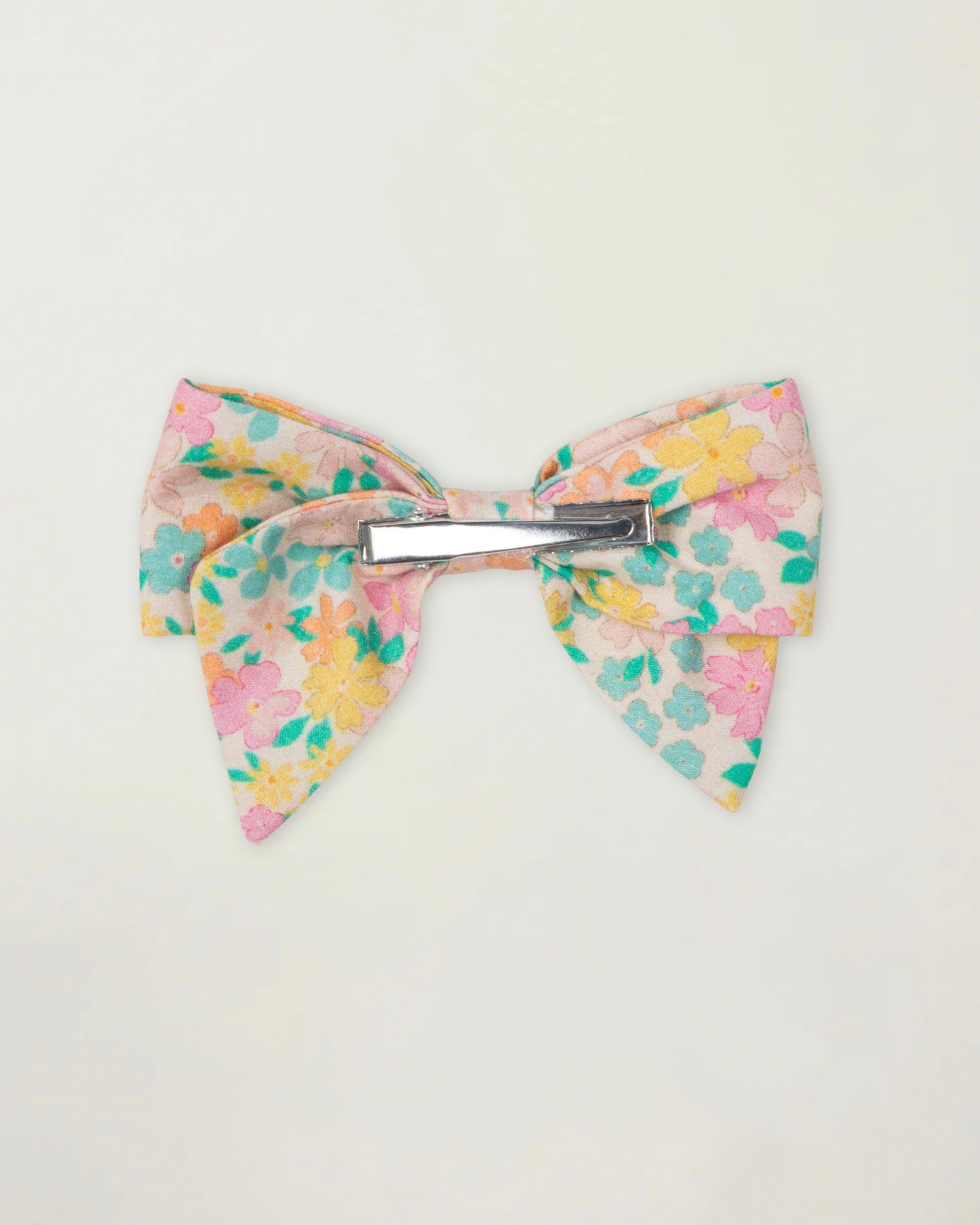 Early Sunday, Chiara Clip in Emma Floral Mint color, made from Organic Printed Cotton Cambric fabric, featuring a bow design on an alligator clip with a secure fit, shown in back flat-lay view