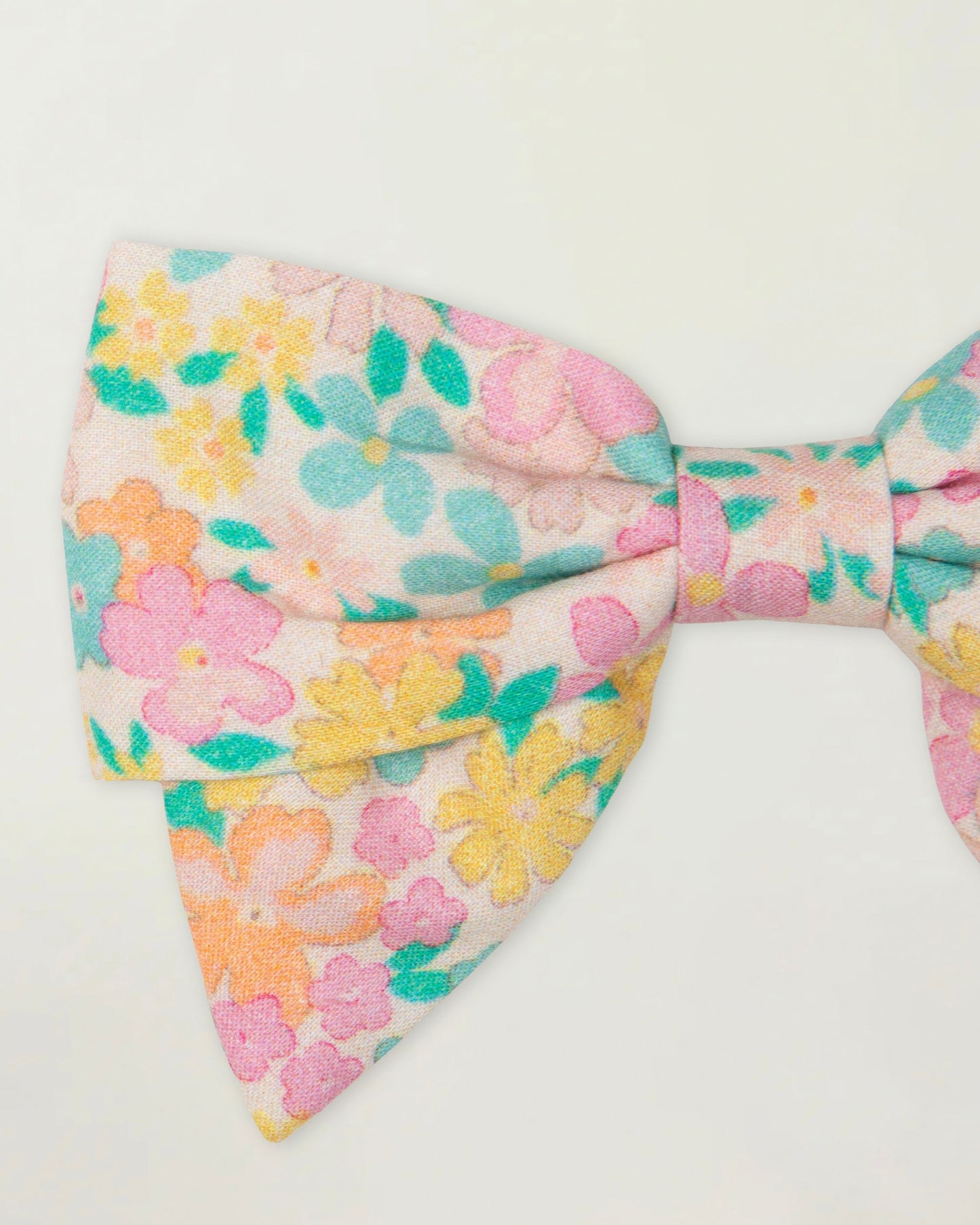 Early Sunday, Chiara Clip in Emma Floral Mint color, made from Organic Printed Cotton Cambric fabric, featuring a bow design on an alligator clip with a secure fit, shown in closeup flat-lay view