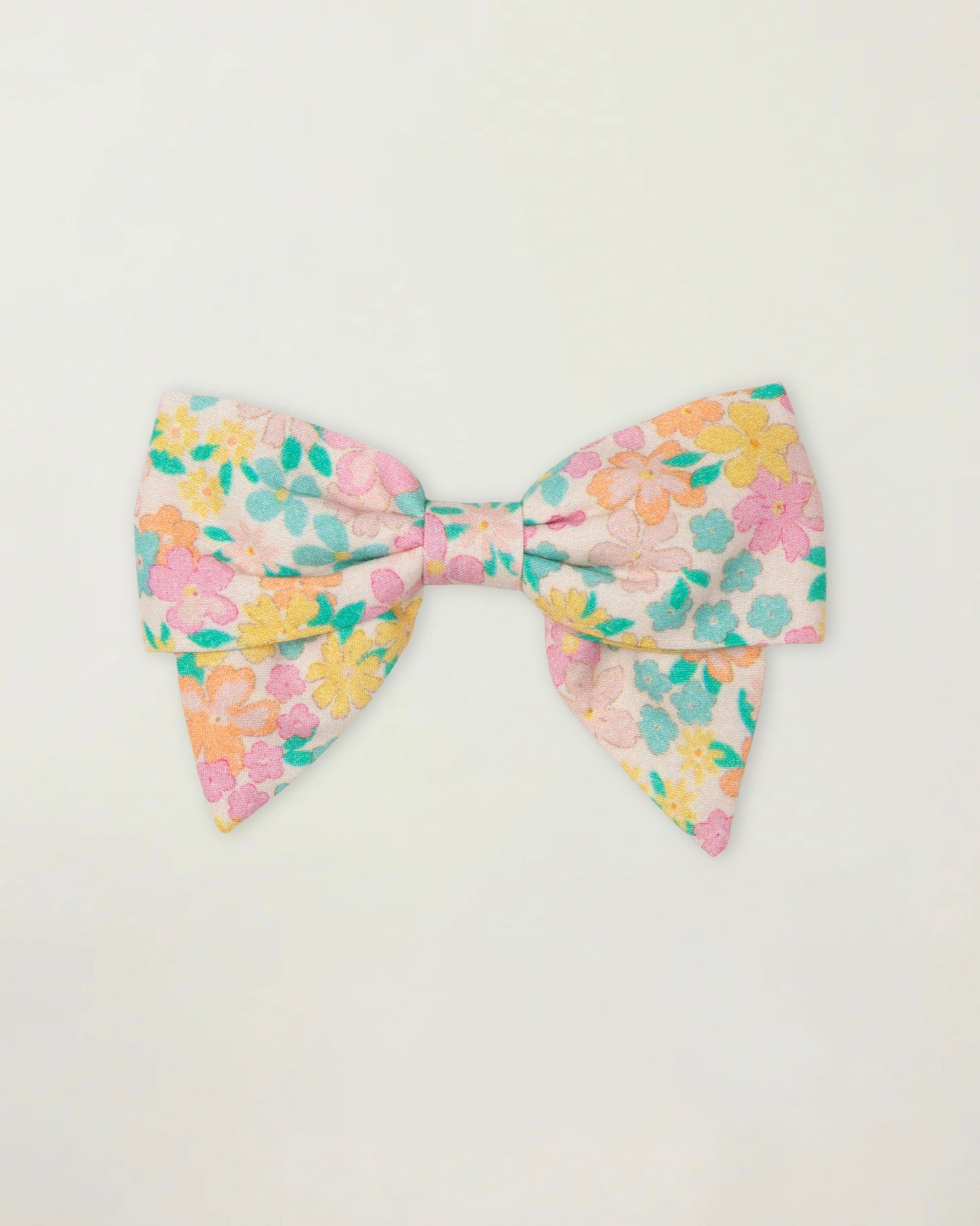 Early Sunday, Chiara Clip in Emma Floral Mint color, made from Organic Printed Cotton Cambric fabric, featuring a bow design on an alligator clip with a secure fit, shown in front flat-lay view