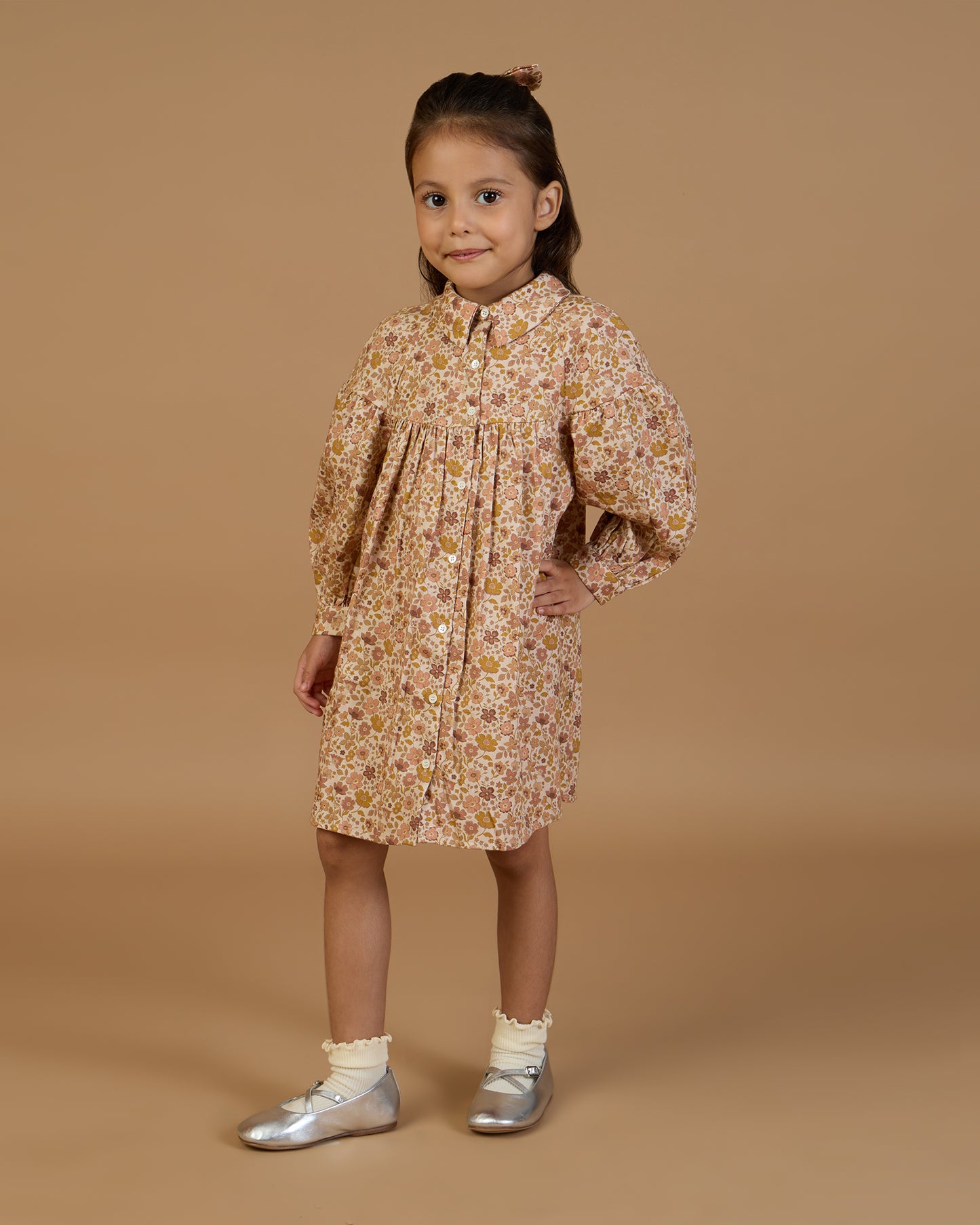 Early Sunday, Melanie Dress in Garden Flowers Dusty Pink, made from Printed Cotton Satin fabric, featuring classic silhouette with a collar, shown in a front view of model wearing it