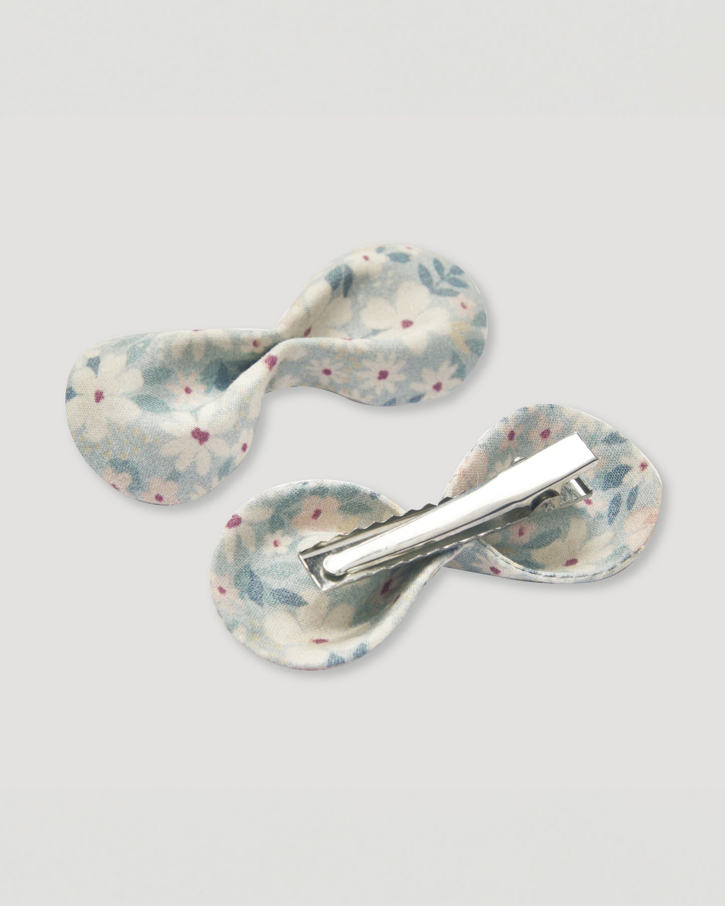 Early Sunday, Penelope Alligator Clip in Amelia print, made from Printed Cotton Cambric fabric, featuring a bow design on an alligator clip with a secure fit, shown in a back flat-lay view
