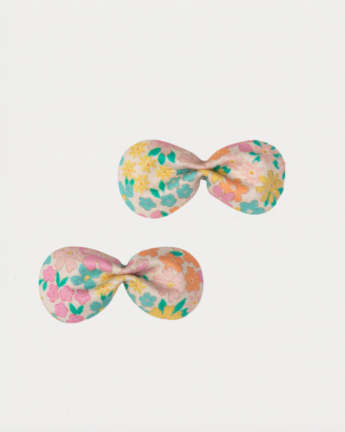 Early Sunday, Penelope Clip in Emma Floral Mint color, made from Organic Printed Cotton Cambric fabric, featuring a set of two bow clips with a secure fit, shown in front flat-lay view