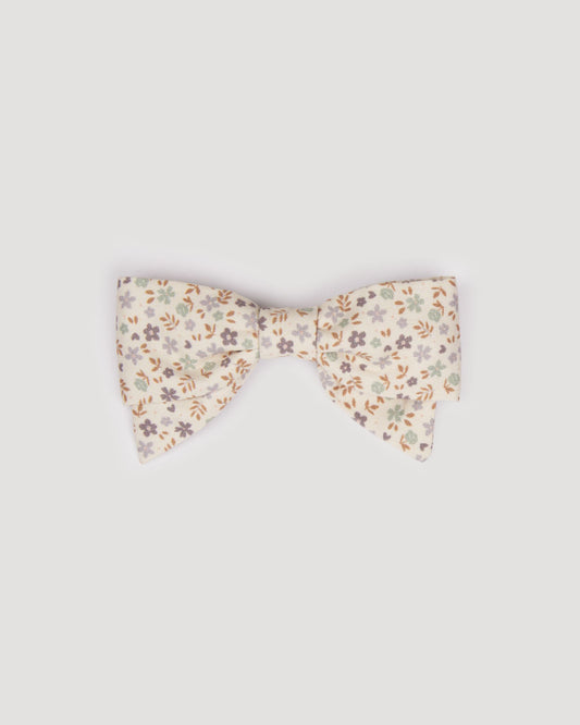 Early Sunday, Chiara Clip in Mini Flowers print, made from Printed 60s Cotton Satin fabric, featuring a bow design on an alligator clip with a secure fit, shown in a front flat-lay view