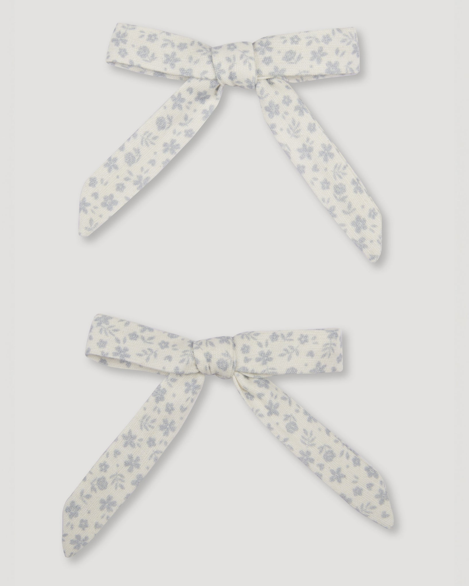 Early Sunday, Chiara Alligator Clip in Mini Flower print, made from Printed canvas 70% Cotton 30% Linen fabric, featuring a bow design on an alligator clip with a secure fit, shown in a front flat-lay view