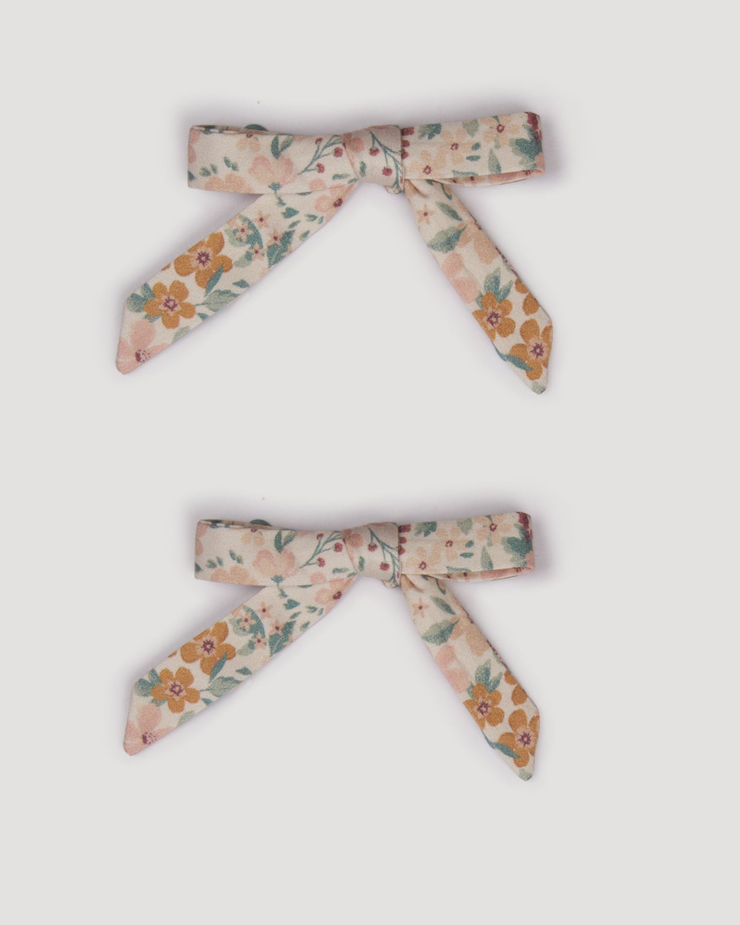 Early Sunday, Grace Clip in Floral print, made from Printed 60s Cotton Satin fabric, featuring a set of two bow clips with a secure fit, shown in a front flat-lay view