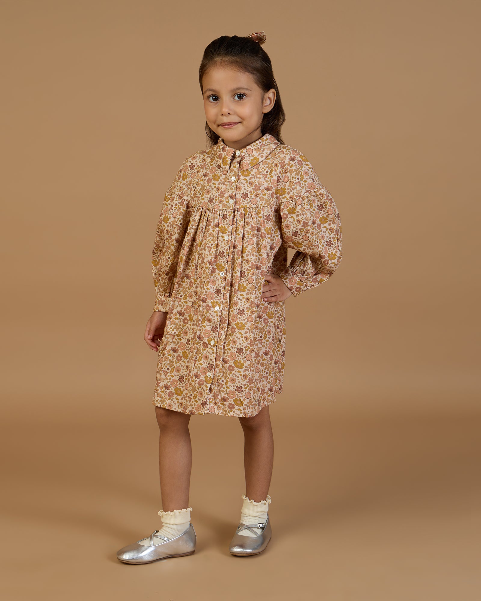 Early Sunday, Melanie Dress in Garden Flowers Dusty Pink, made from Printed Cotton Satin fabric, featuring classic silhouette with a collar, shown in a front view of model wearing it