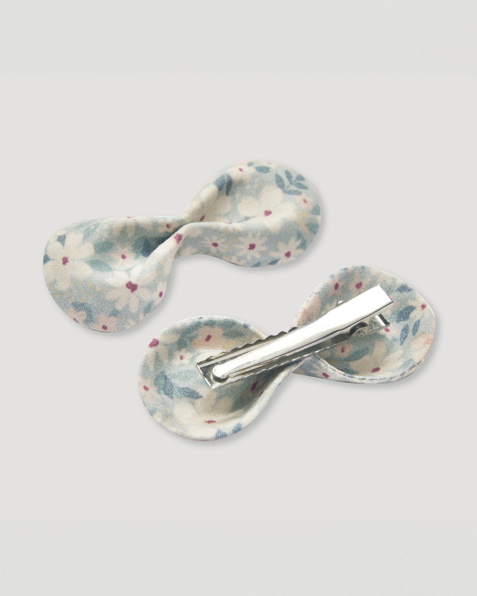 Early Sunday, Penelope Alligator Clip in Amelia print, made from Printed Cotton Cambric fabric, featuring a bow design on an alligator clip with a secure fit, shown in a back flat-lay view