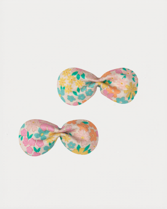 Early Sunday, Penelope Clip in Emma Floral Mint color, made from Organic Printed Cotton Cambric fabric, featuring a set of two bow clips with a secure fit, shown in front flat-lay view