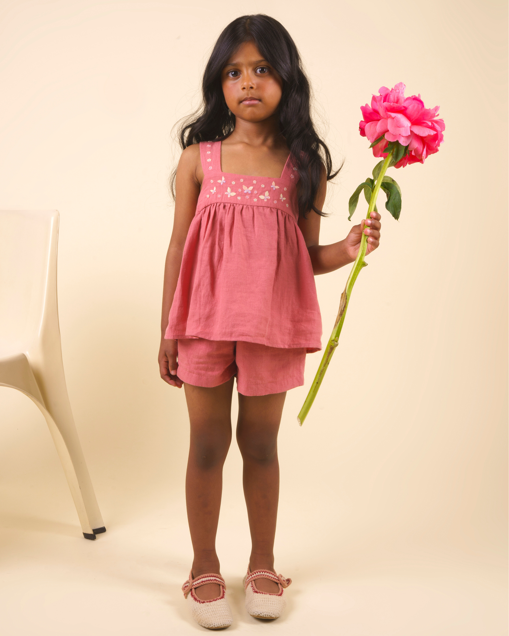 Early Sunday, Roman Cotton Linen Dyed Fabric Short in Peony color, made from 70% Cotton 30% Linen fabric, featuring a relaxed silhouette with a comfortable elastic waistband, shown in a front view of model in a studio setting